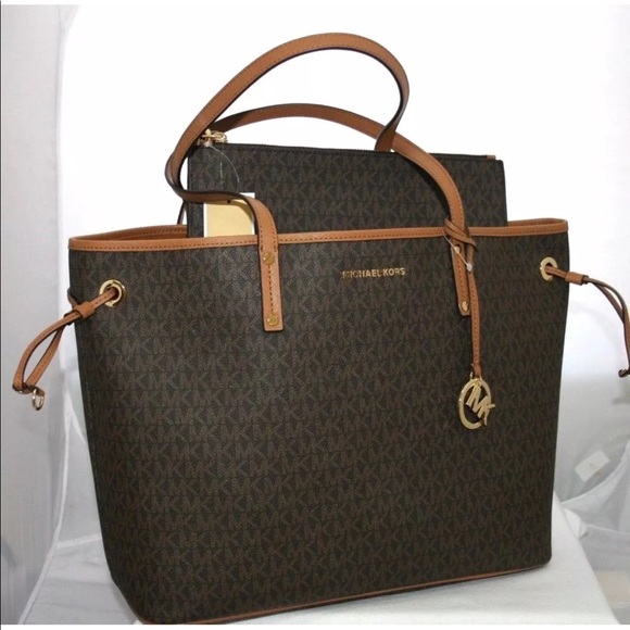 Michael Kors Handbags - NWT MICHAEL KORS JET SET TRAVEL SIGNATURE TOTE